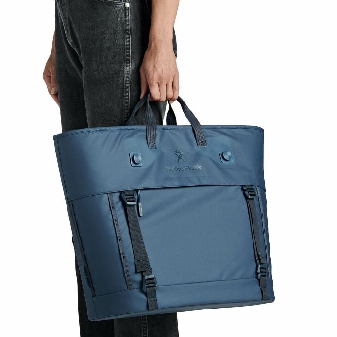 carryouttm-soft-cooler-tote-30-l-x7 250815_hydro_s26_hb_14619_2.jpg