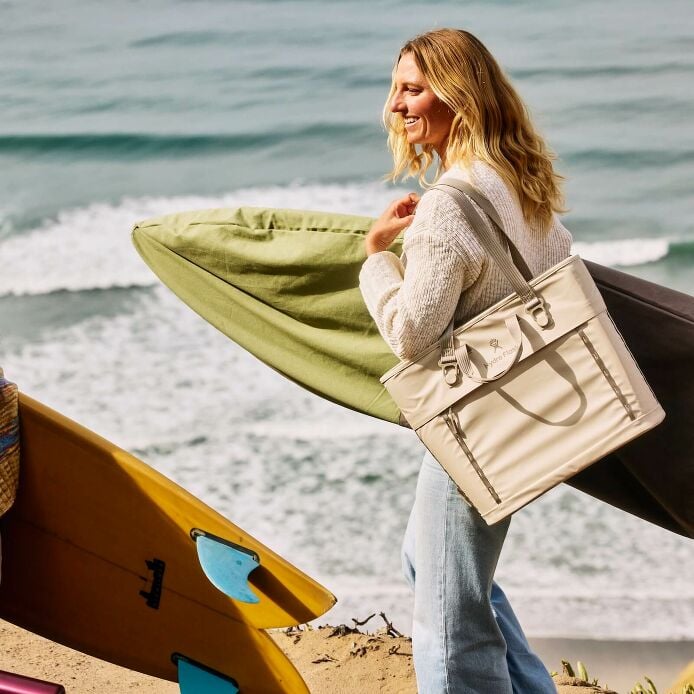 carryouttm-soft-cooler-tote-20-l-l1 hf_carryout_bouwer_d1_l1_torrey_pines_lifestyle_1142_1_1.jpg