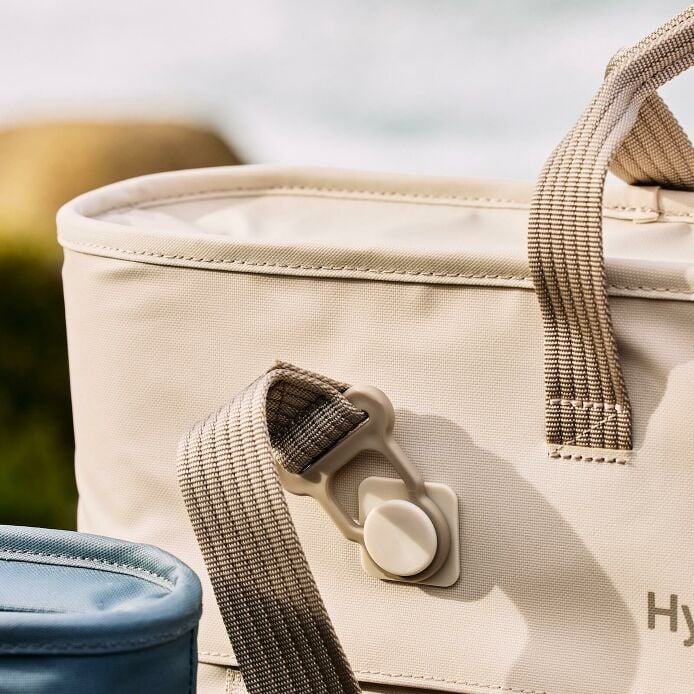 carryouttm-soft-cooler-tote-20-l-l1 hf_carryout_bouwer_d1_l1_torrey_pines_still_life_0123_9.jpg
