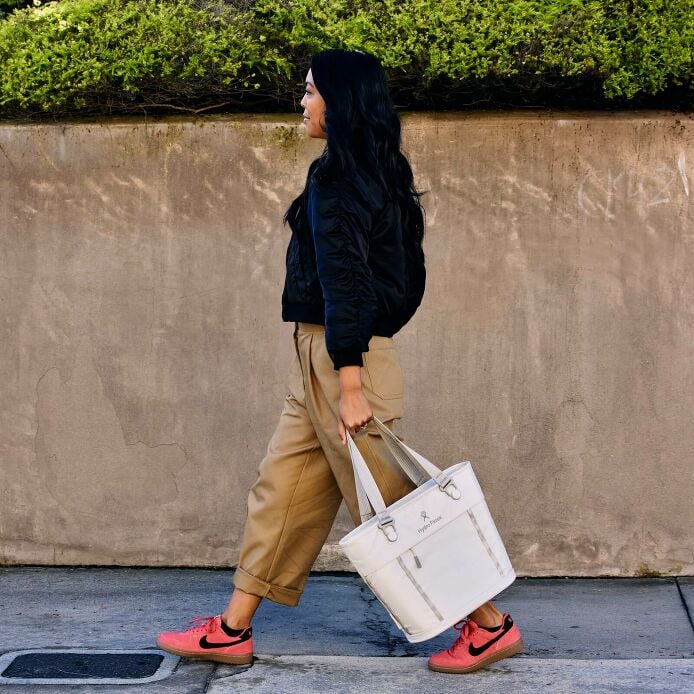 carryouttm-soft-cooler-tote-10-l-a8 hf_carryout_bouwer_d2_l1_stone_steps_0131_3.jpg