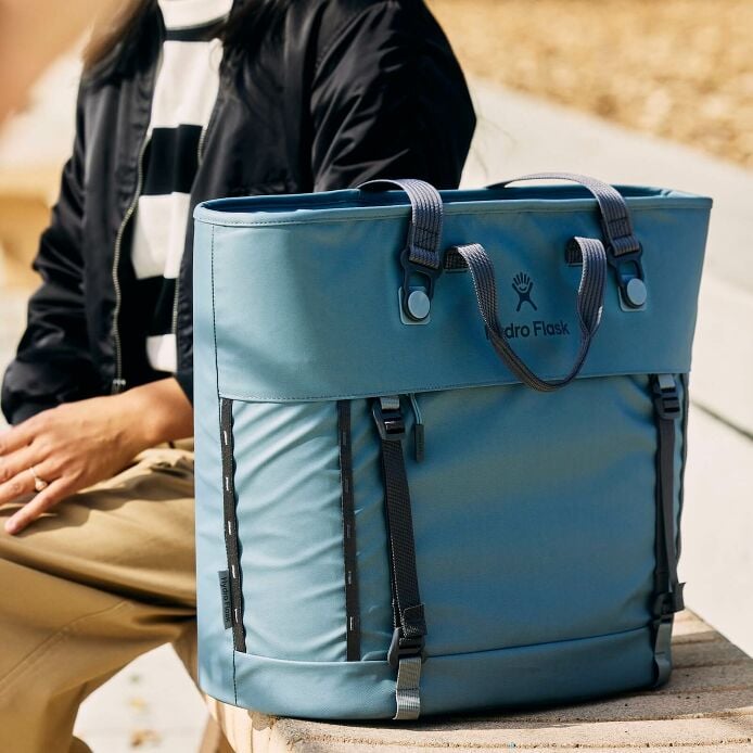 carryouttm-soft-cooler-tote-30-l-x7 hf_carryout_bouwer_d2_l2_parking_soccer_1930_1_1.jpg