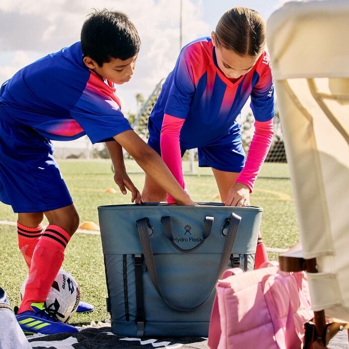 carryouttm-soft-cooler-tote-30-l-x7 hf_carryout_bouwer_d2_l2_parking_soccer_2454_1_1.jpg